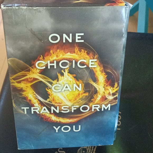 The Divergent Series Books by Veronica Roth - Picture 5 of 10